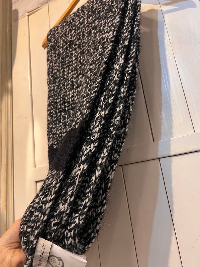 新品タグ付きMONCLER ニットマフラー 黒と白 ツイード