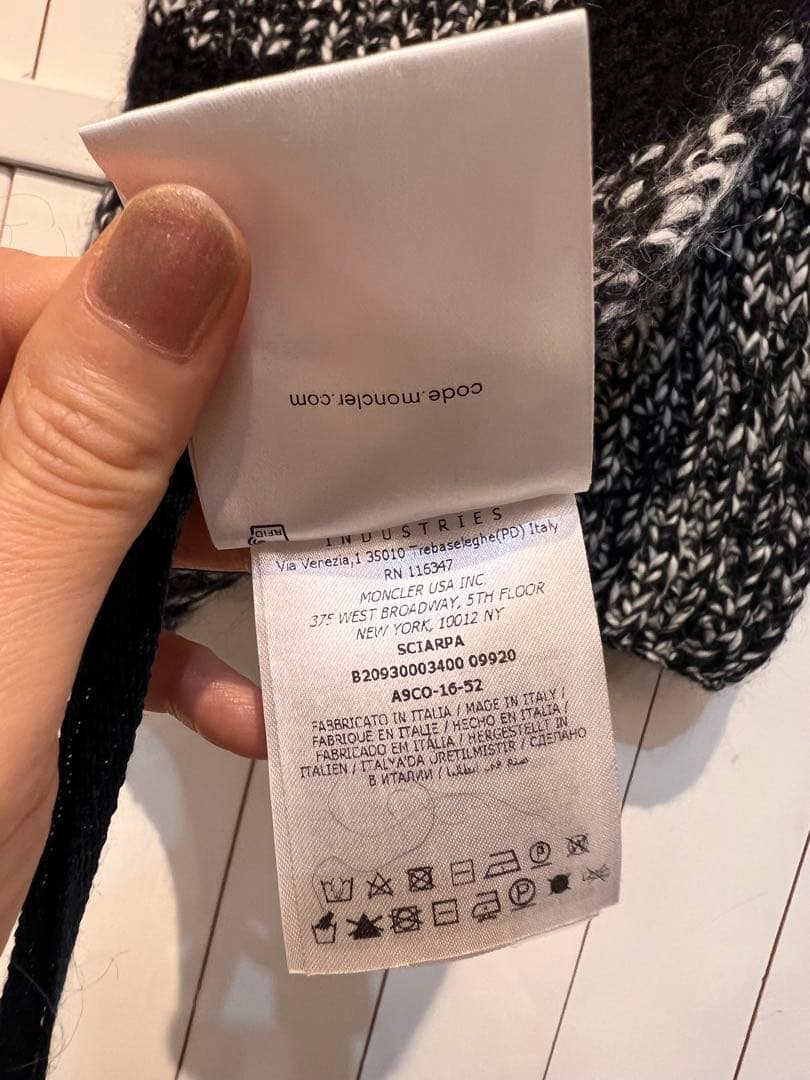新品タグ付きMONCLER ニットマフラー 黒と白 ツイード