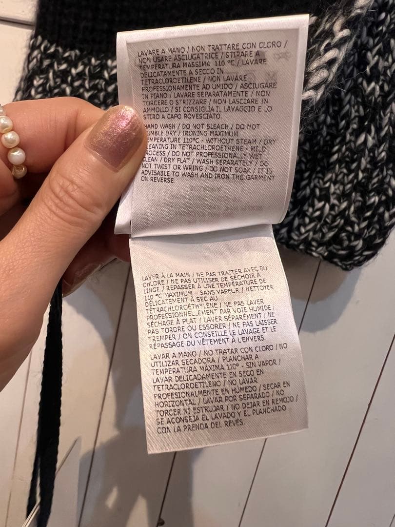 新品タグ付きMONCLER ニットマフラー 黒と白 ツイード