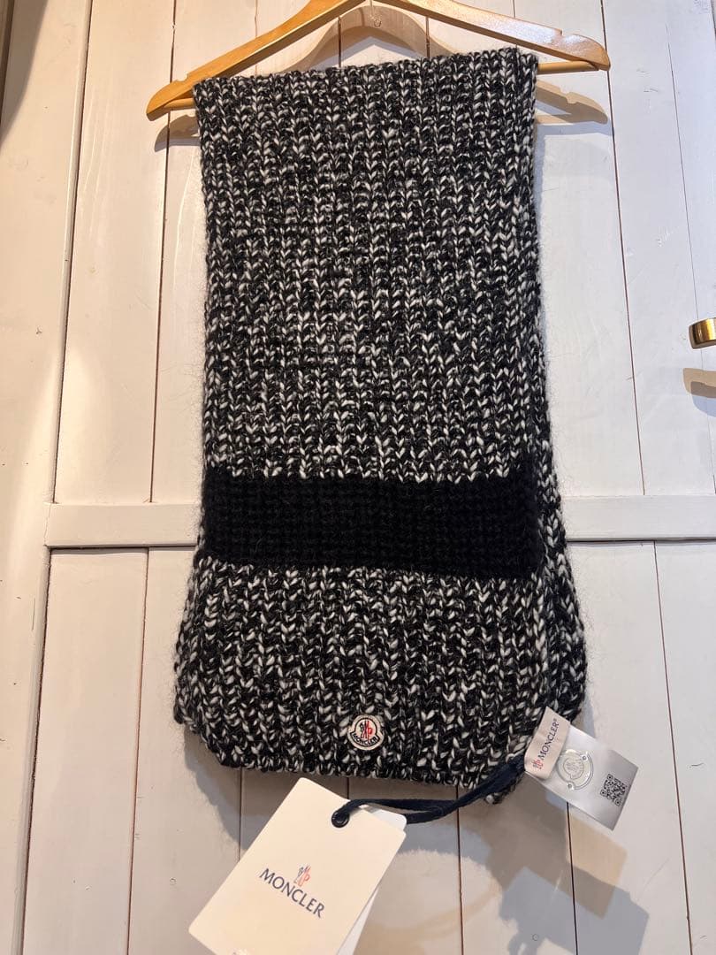 新品タグ付きMONCLER ニットマフラー 黒と白 ツイード