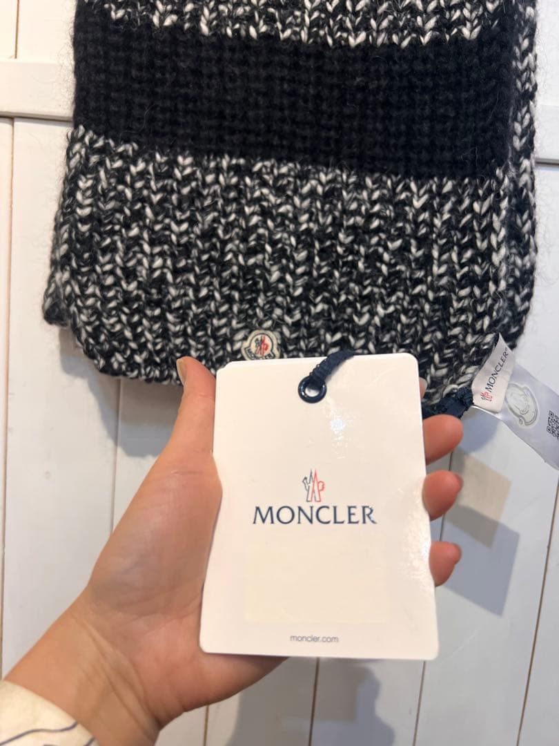 新品タグ付きMONCLER ニットマフラー 黒と白 ツイード