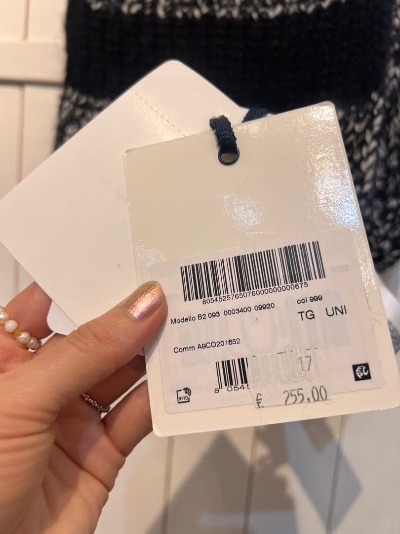 新品タグ付きMONCLER ニットマフラー 黒と白 ツイード