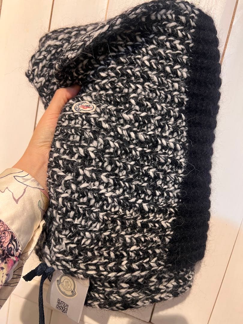 新品タグ付きMONCLER ニットマフラー 黒と白 ツイード