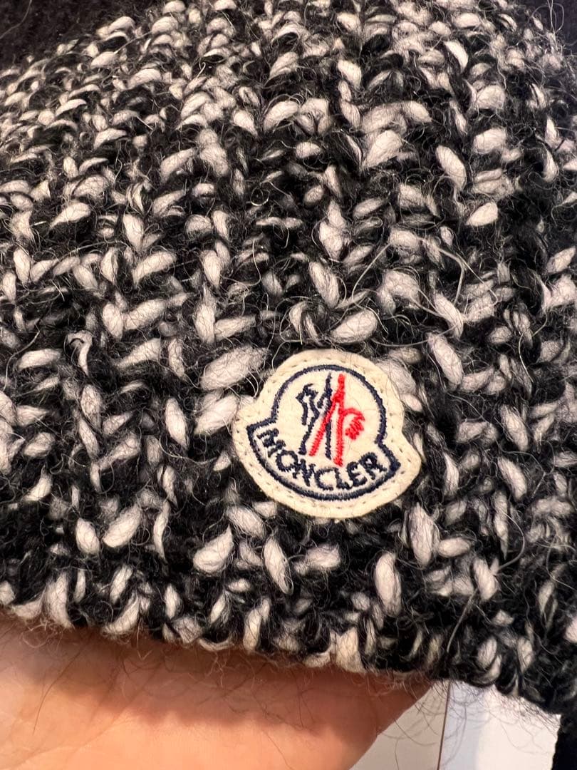 新品タグ付きMONCLER ニットマフラー 黒と白 ツイード