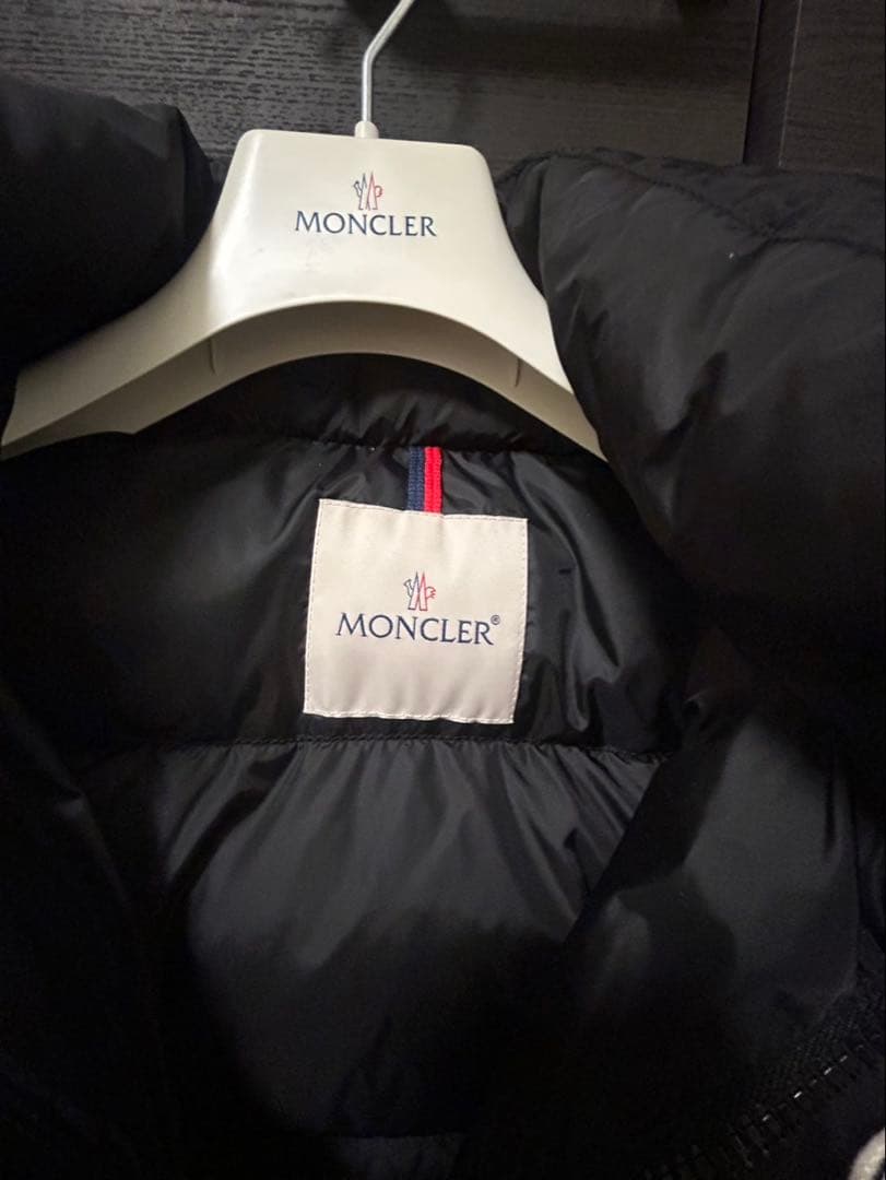 Moncler ブラック ダウンベスト ファー付き