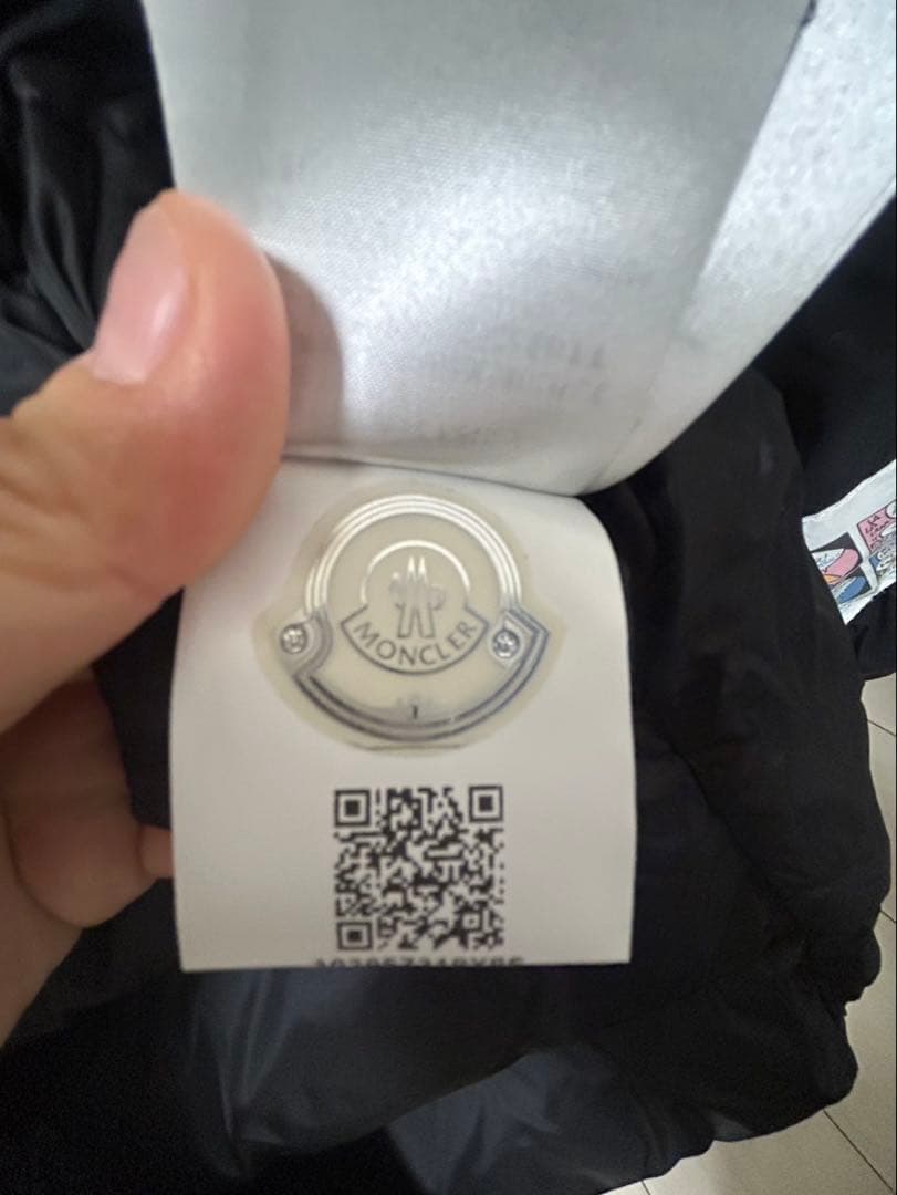 Moncler ブラック ダウンベスト ファー付き