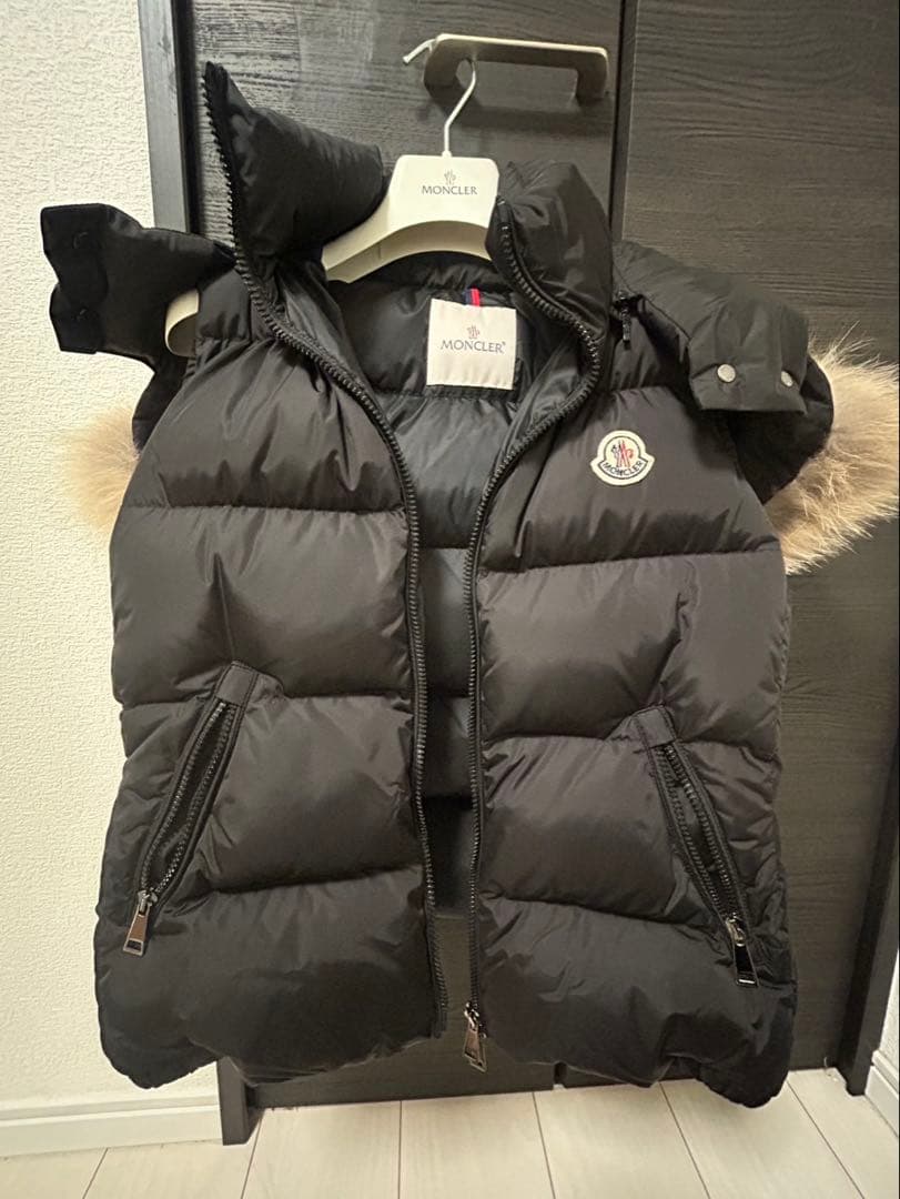 Moncler ブラック ダウンベスト ファー付き