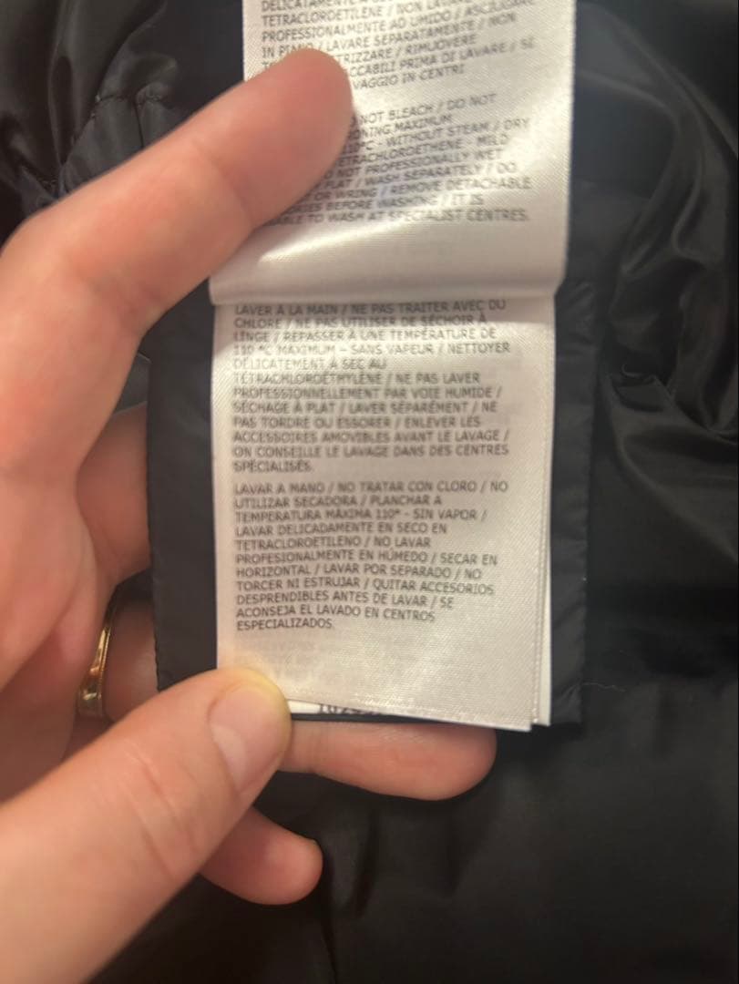 Moncler ブラック ダウンベスト ファー付き