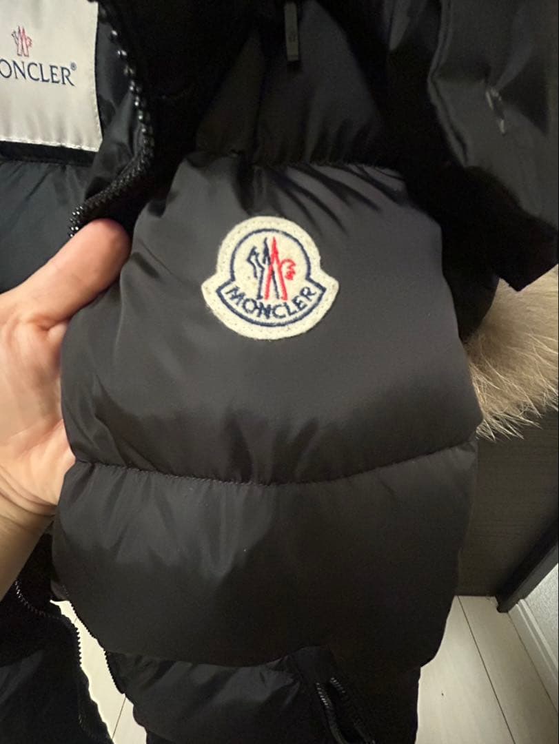 Moncler ブラック ダウンベスト ファー付き