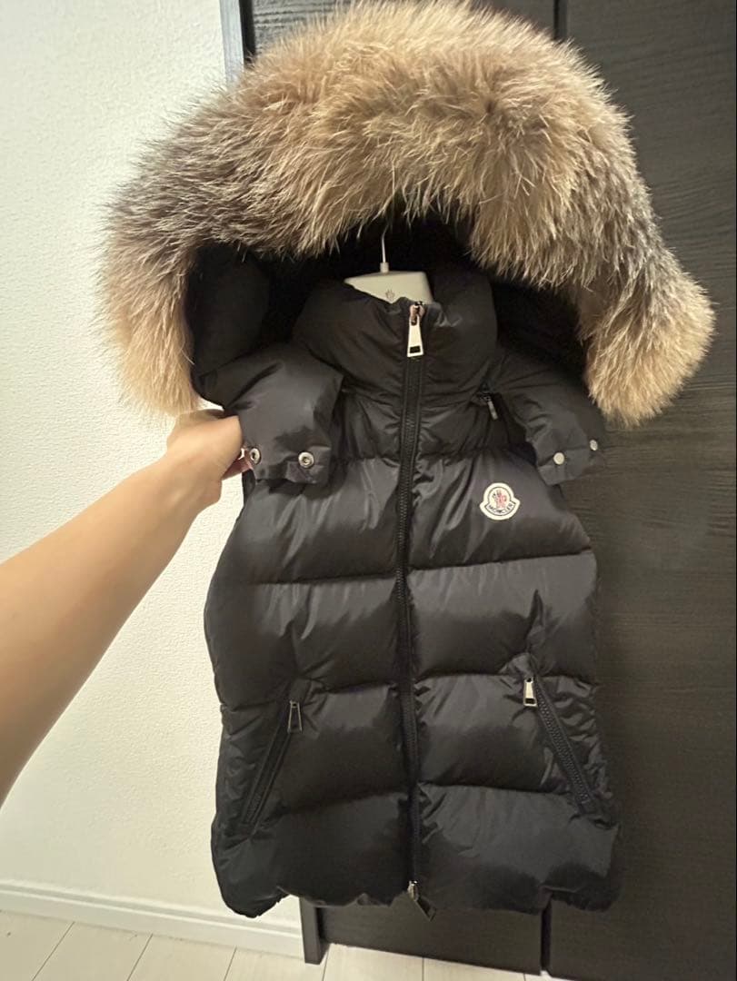 Moncler ブラック ダウンベスト ファー付き