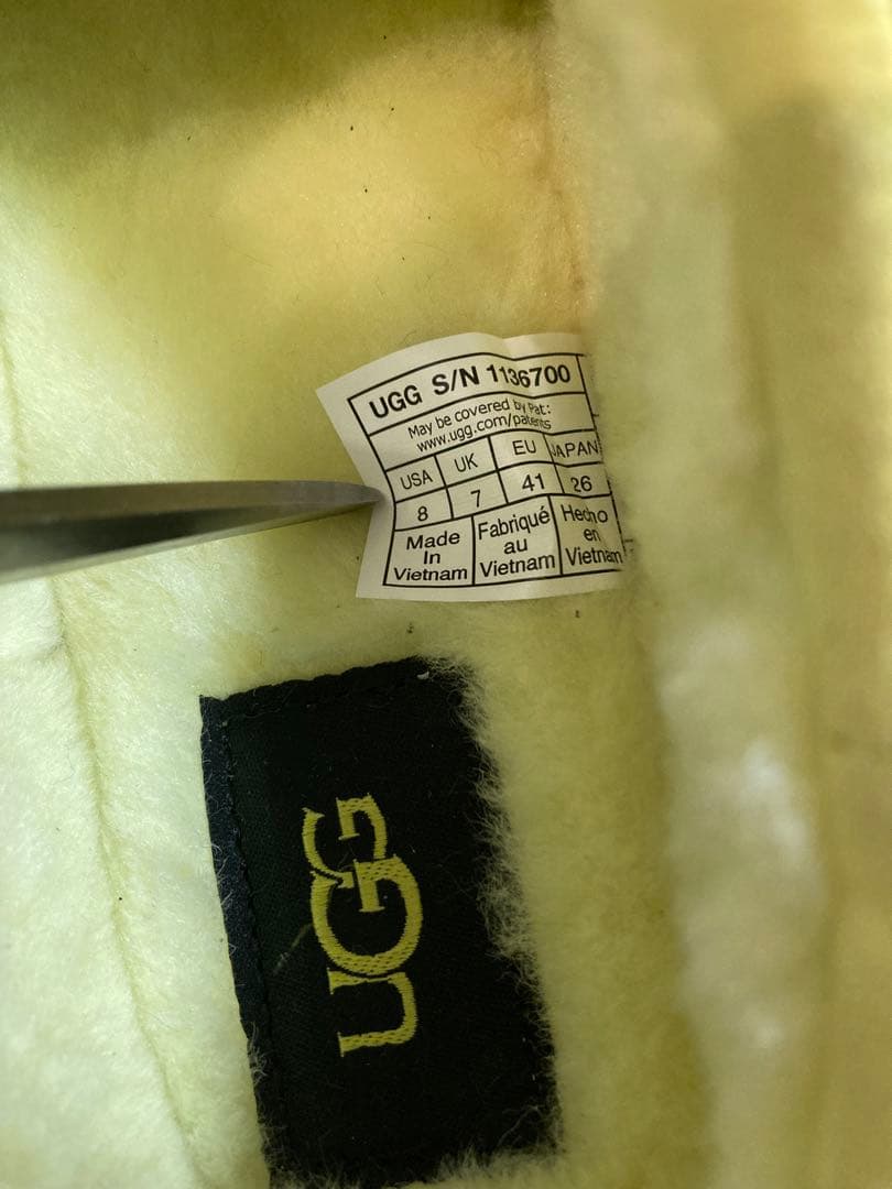 新品　UGG スリッパ　ルームシューズ　黒×イエロー　反射パイピング　26㎝