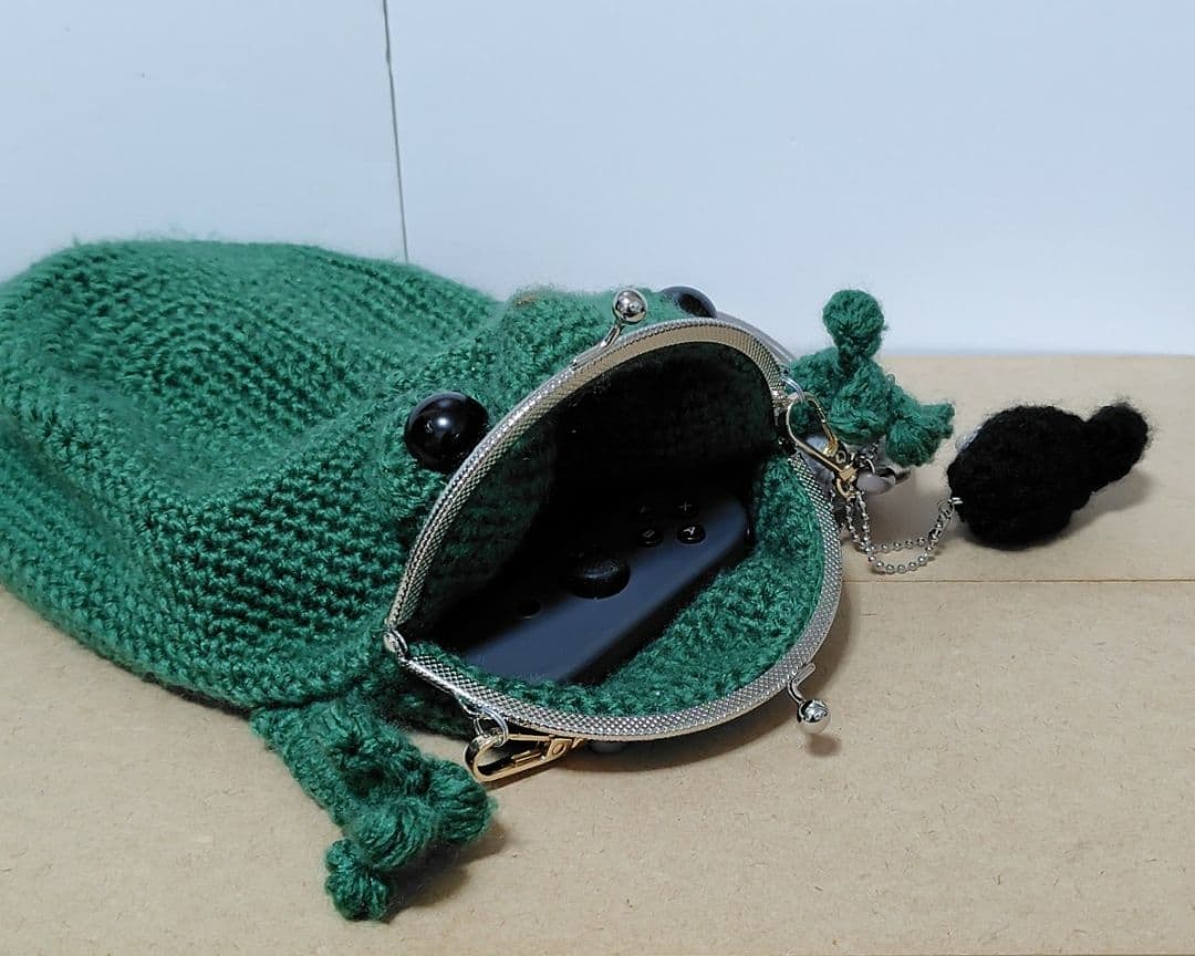 ビッグな土偶の抱きぐるみ・カエルのがま口ショルダーポーチ