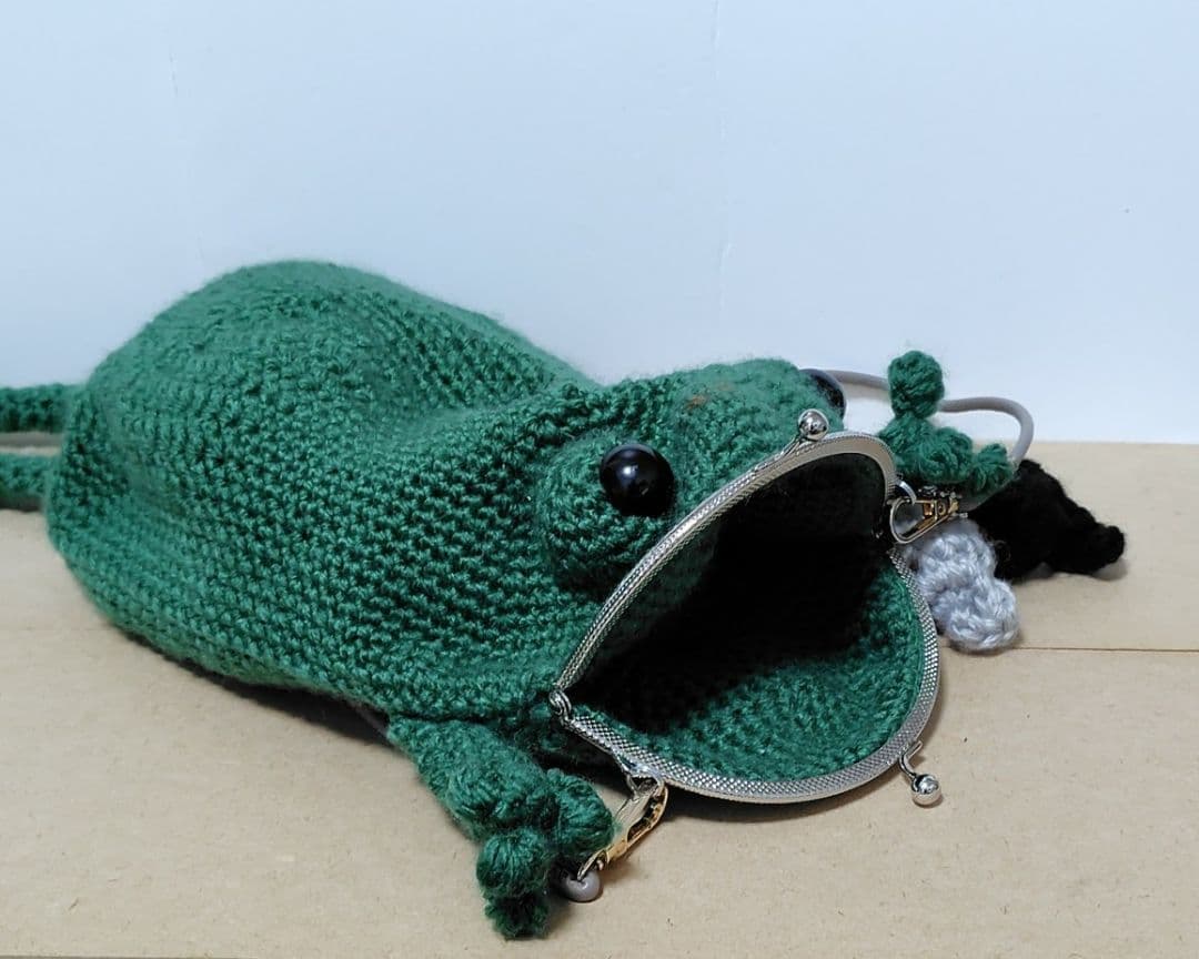 ビッグな土偶の抱きぐるみ・カエルのがま口ショルダーポーチ