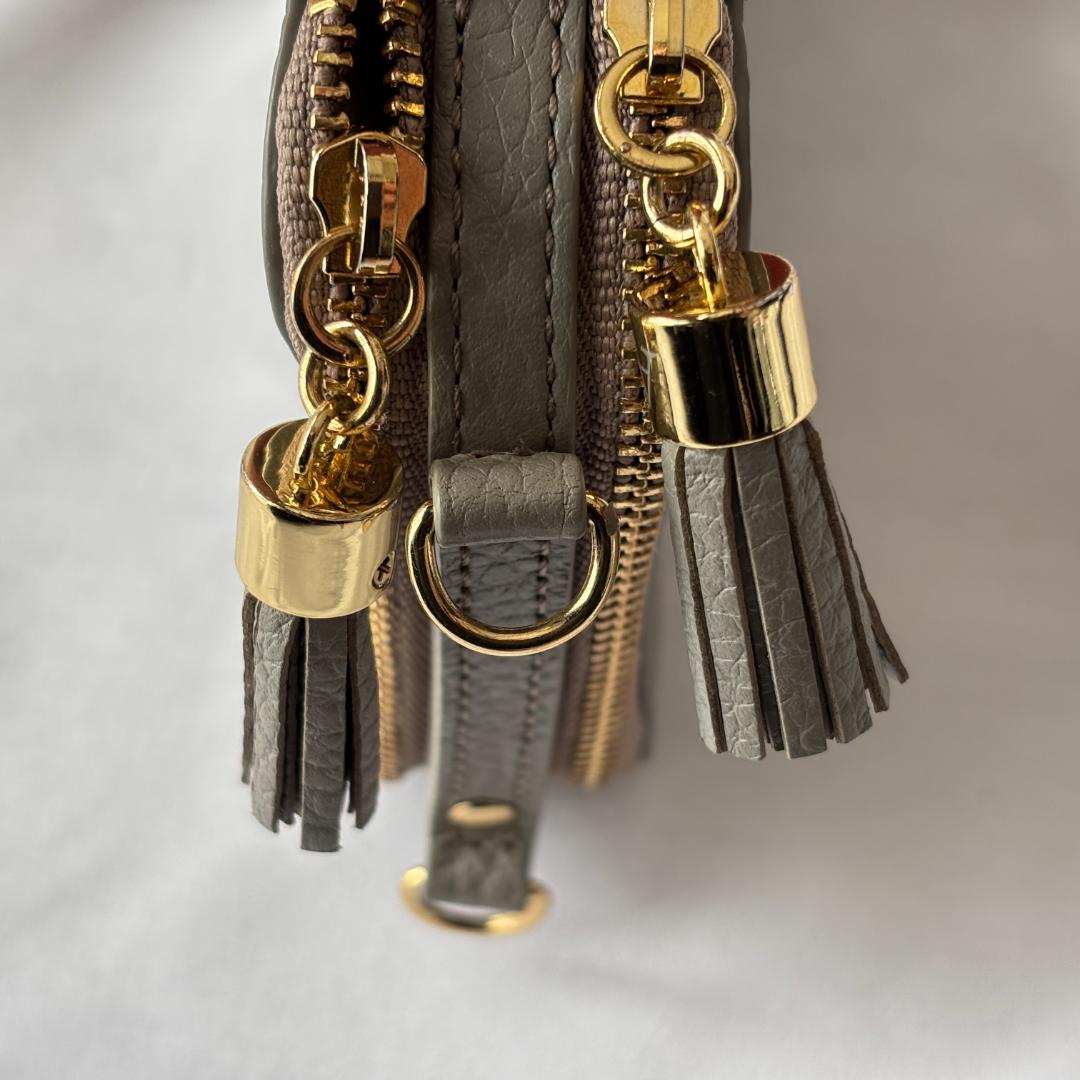 美品 アタオ アミュレット・ケリー 牛革 スマホショルダー エレガント