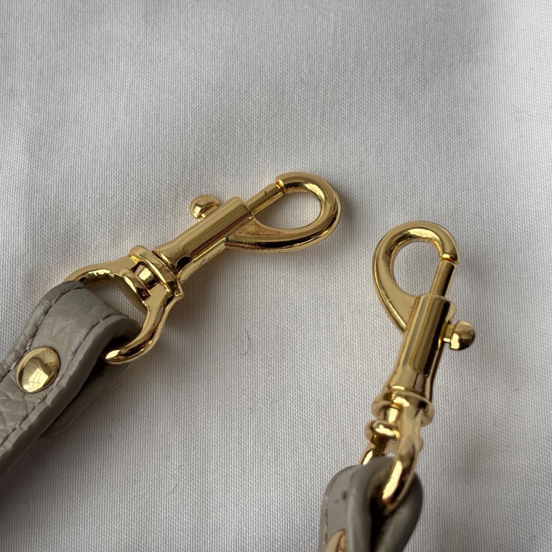 美品 アタオ アミュレット・ケリー 牛革 スマホショルダー エレガント