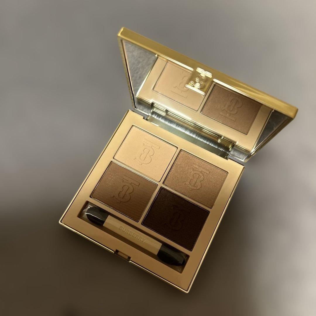 バーバリー　アイクアッド　アイシャドウ　02 ダスティキャラメル、05 ダスク