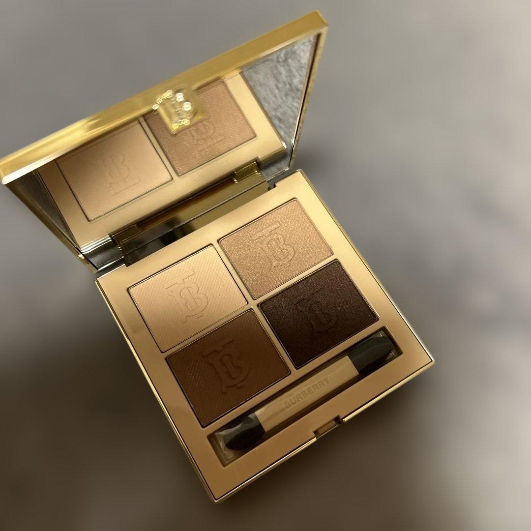 バーバリー　アイクアッド　アイシャドウ　02 ダスティキャラメル、05 ダスク