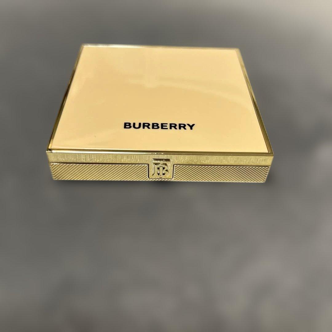 バーバリー　アイクアッド　アイシャドウ　02 ダスティキャラメル、05 ダスク