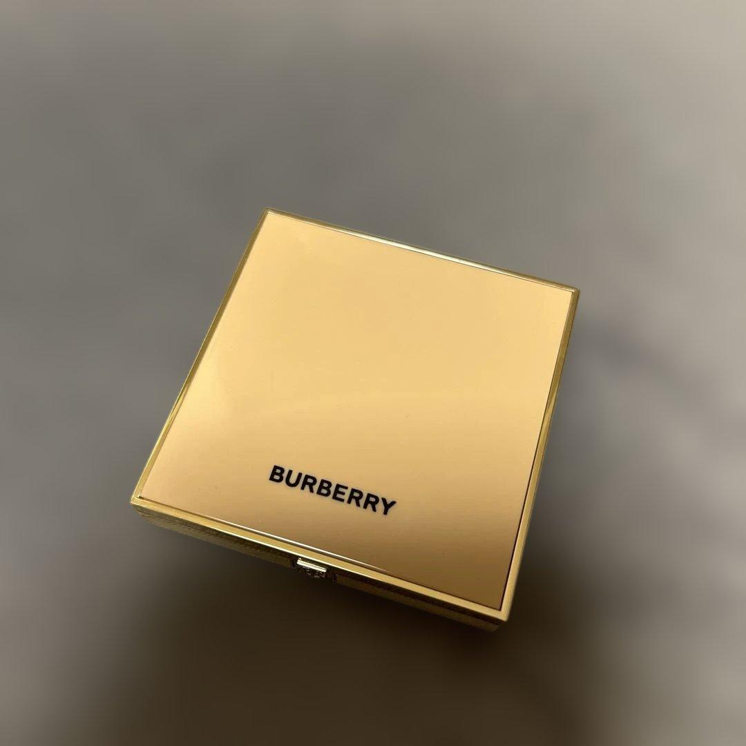 バーバリー　アイクアッド　アイシャドウ　02 ダスティキャラメル、05 ダスク