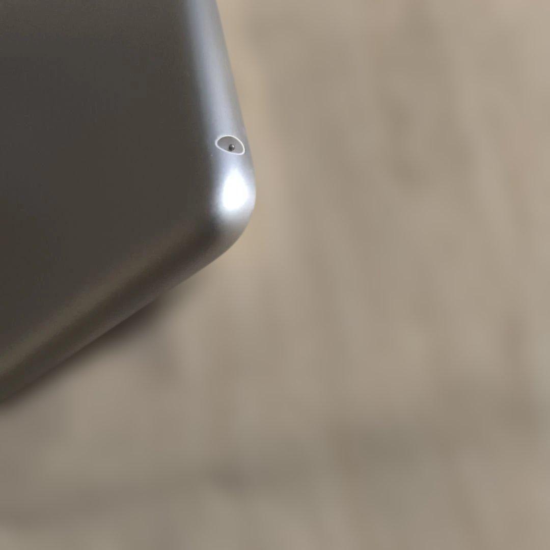 人*者様 iPad 第8世代10.2インチ シルバー32㎇ Wi-Fiモデル 9