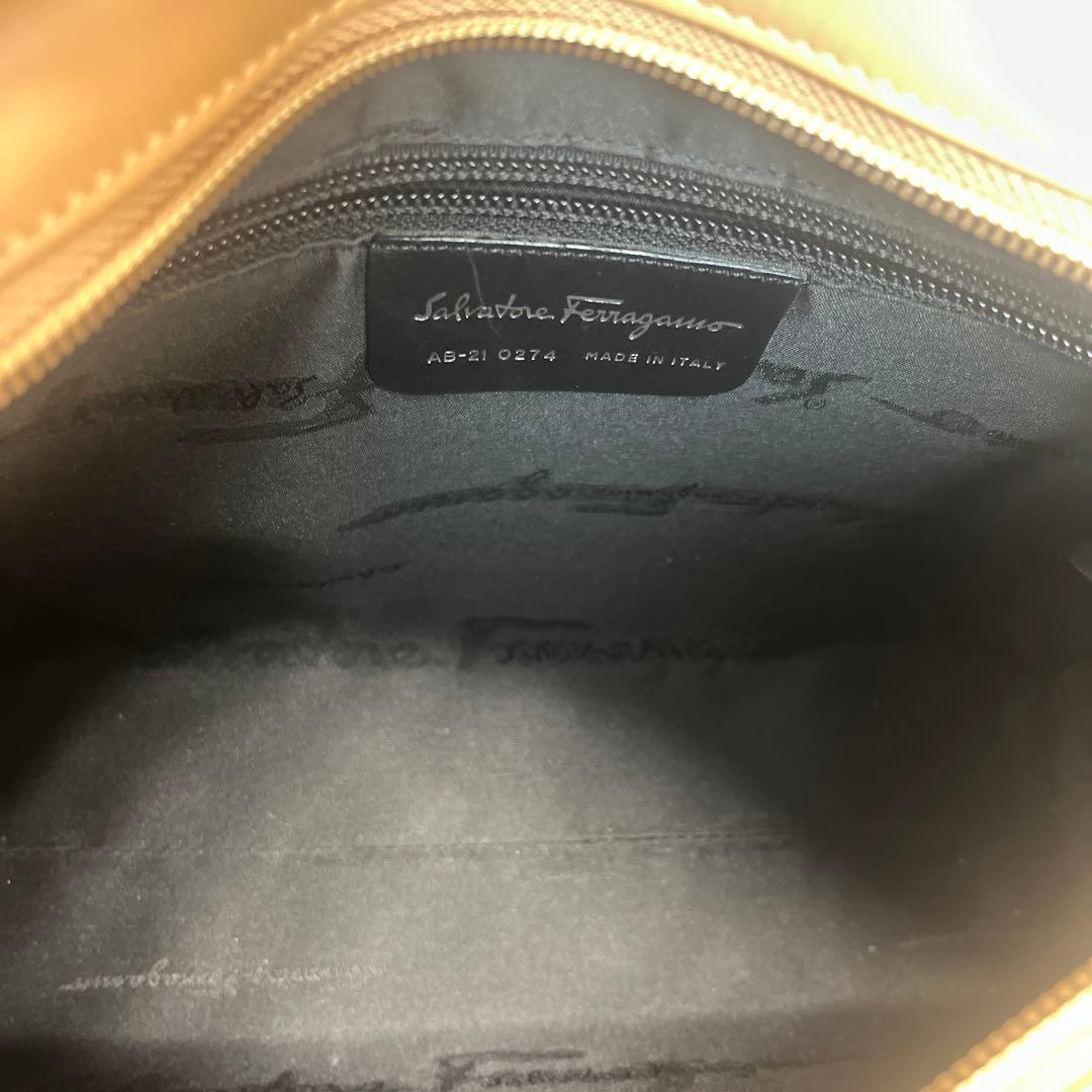 サルバトーレ フェラガモ ショルダーバッグ ベージュ