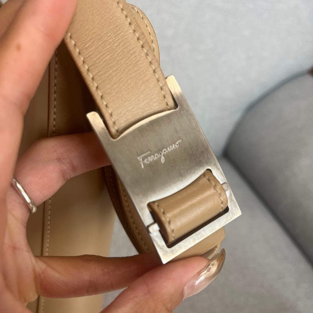 サルバトーレ フェラガモ ショルダーバッグ ベージュ