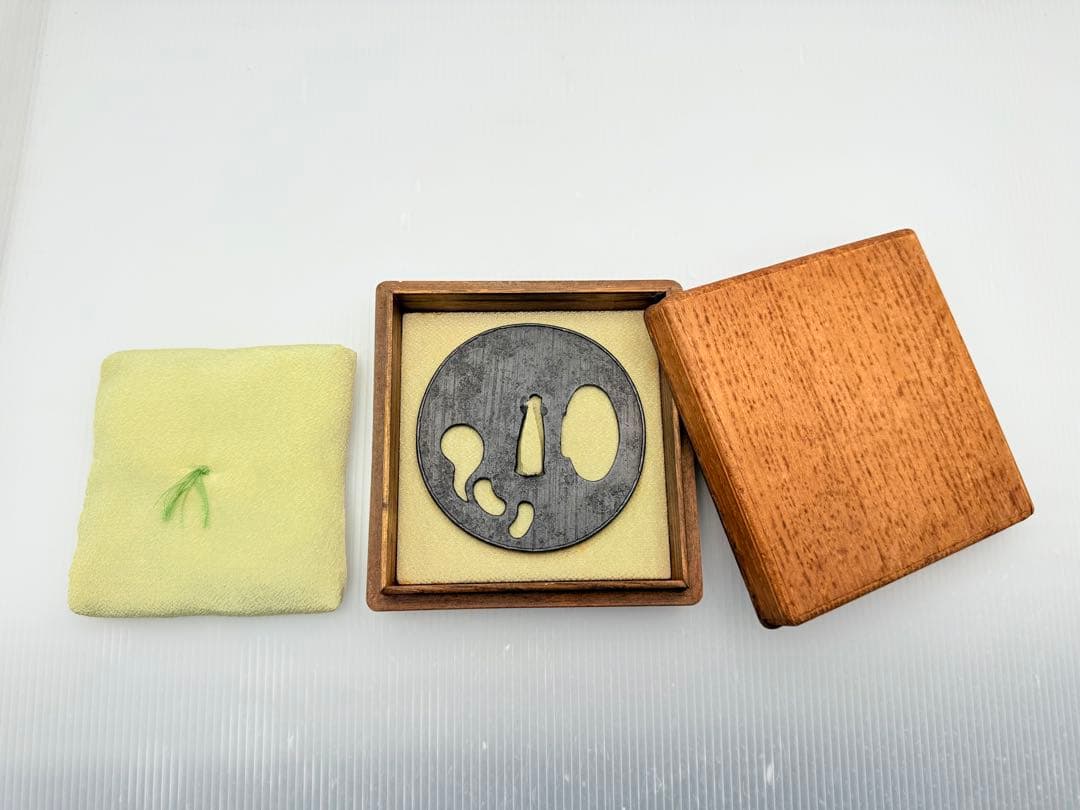 日本刀 刀剣 刀装具 無銘 鍔 《約85×84×3mm・93g》 座布団・木箱付