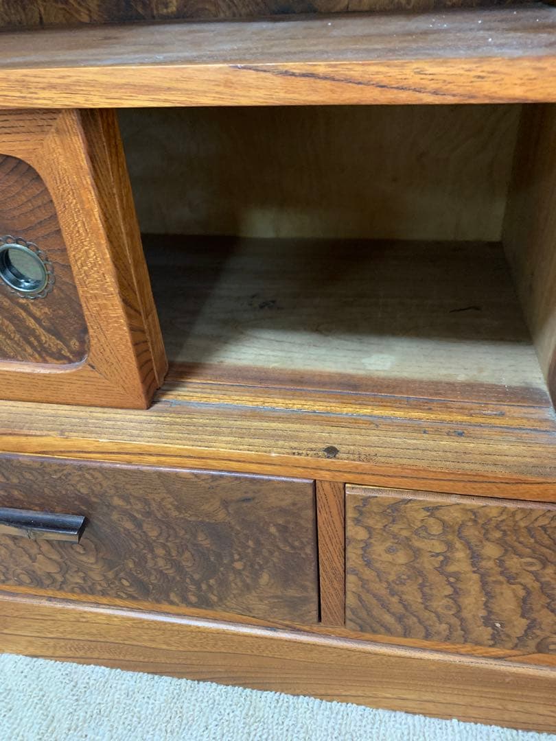 塗り直しをした茶箪笥