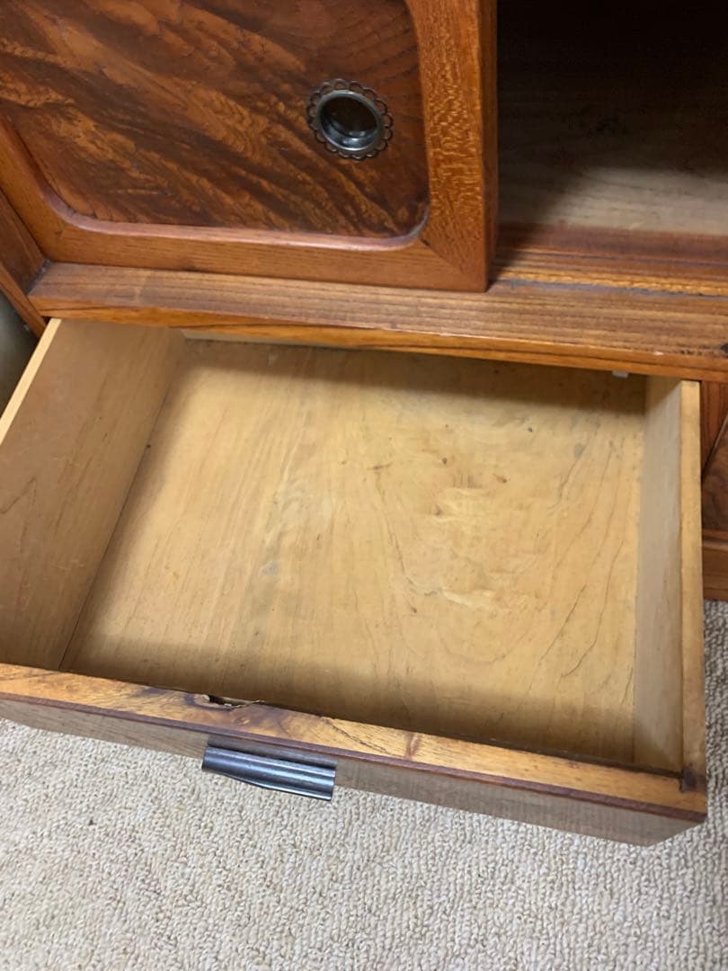 塗り直しをした茶箪笥