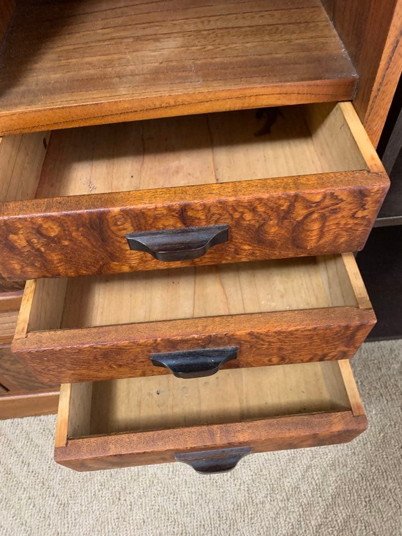 塗り直しをした茶箪笥