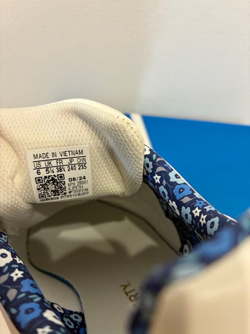 アディダス　リバティー柄スニーカー24cm