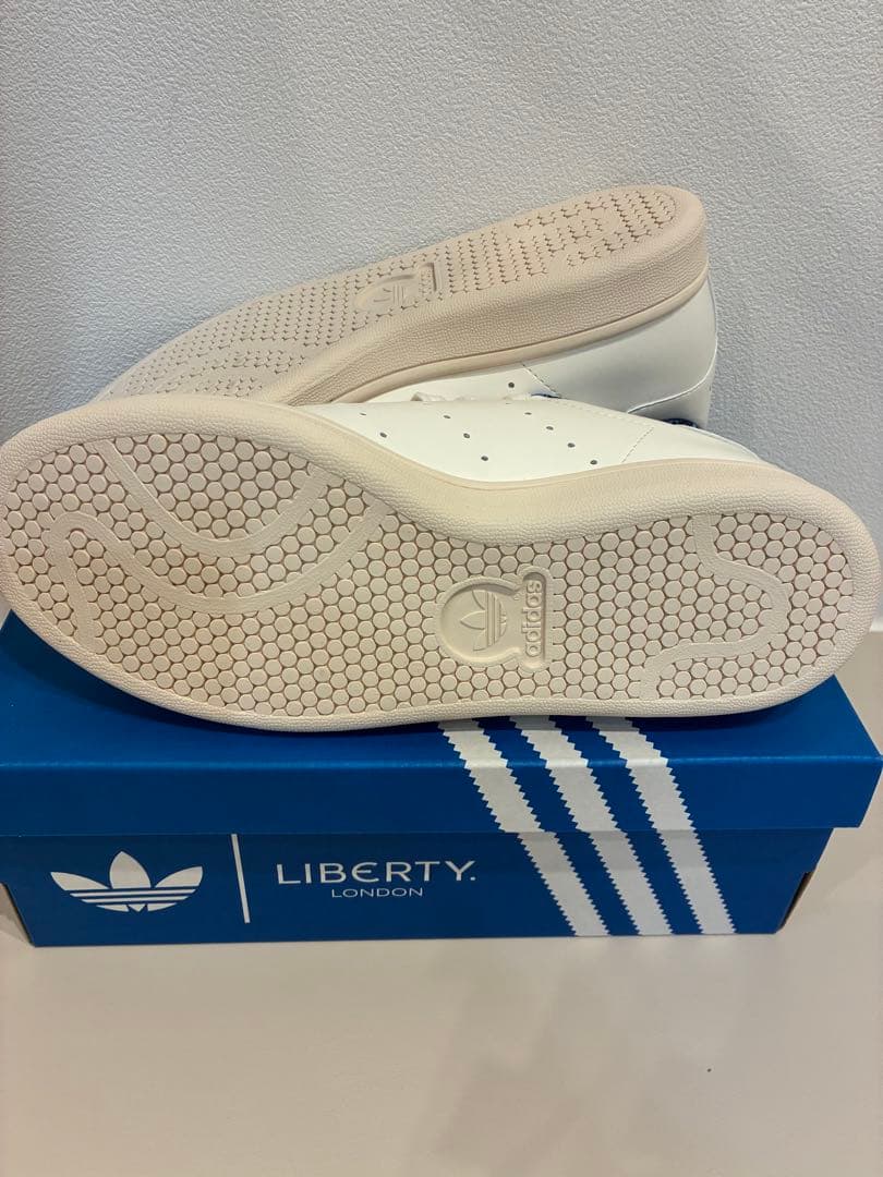 アディダス　リバティー柄スニーカー24cm