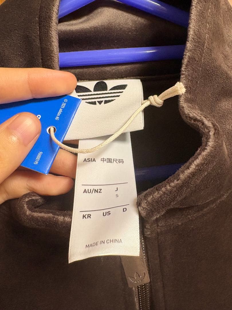 adidasトラックジャケット　ベロア