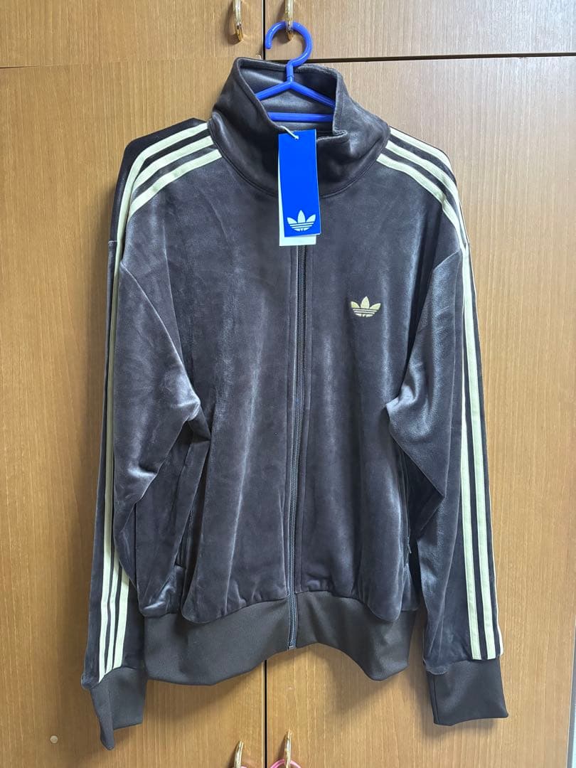 adidasトラックジャケット　ベロア