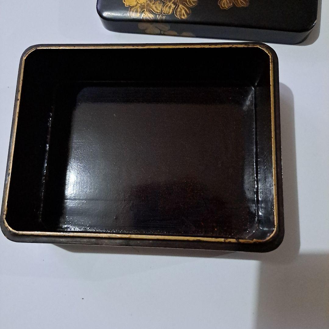茶道具　食籠　螺鈿金彩蒔絵　蓋物　箱型 木地　黒地金彩螺鈿蒔絵 沈金菊図