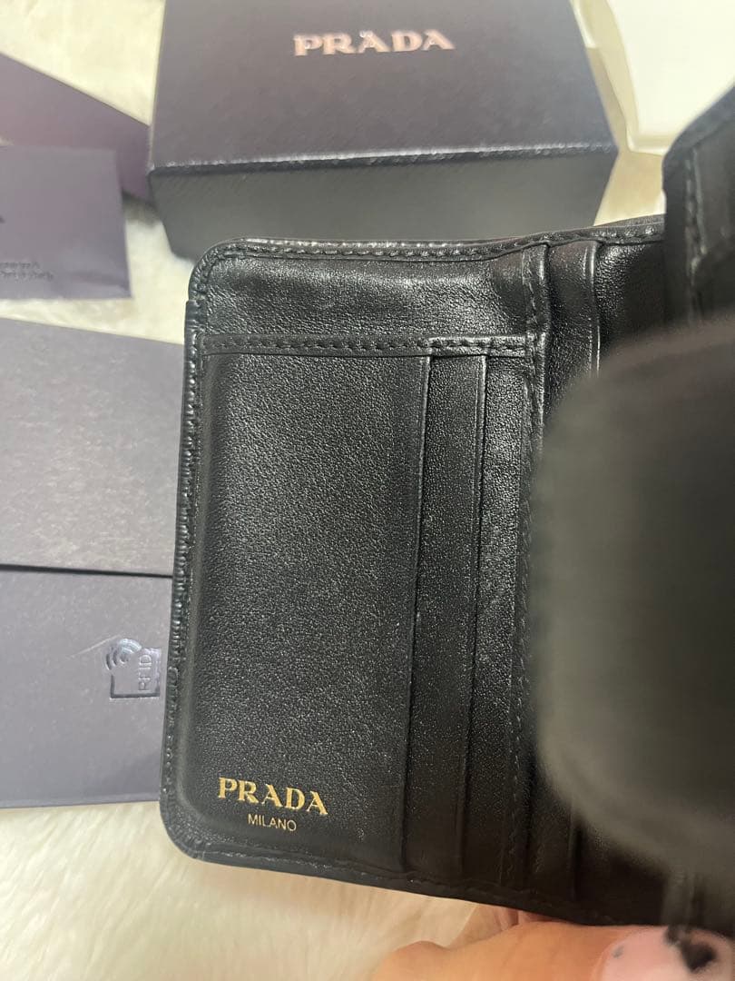 PRADA ブラックレザー 二つ折り財布 箱付き