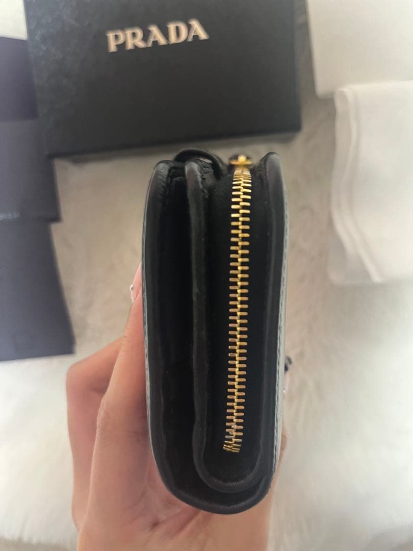 PRADA ブラックレザー 二つ折り財布 箱付き