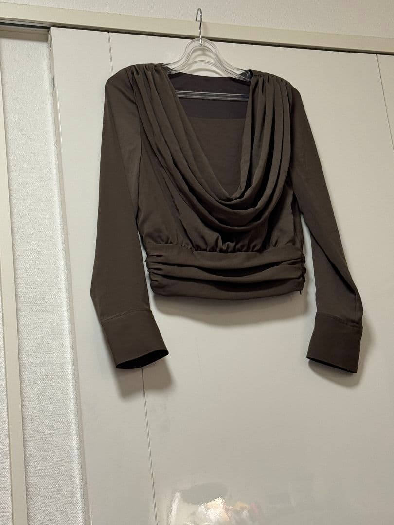 新品 2025AW anuans アニュアンス パウダーサテンドレープトップス