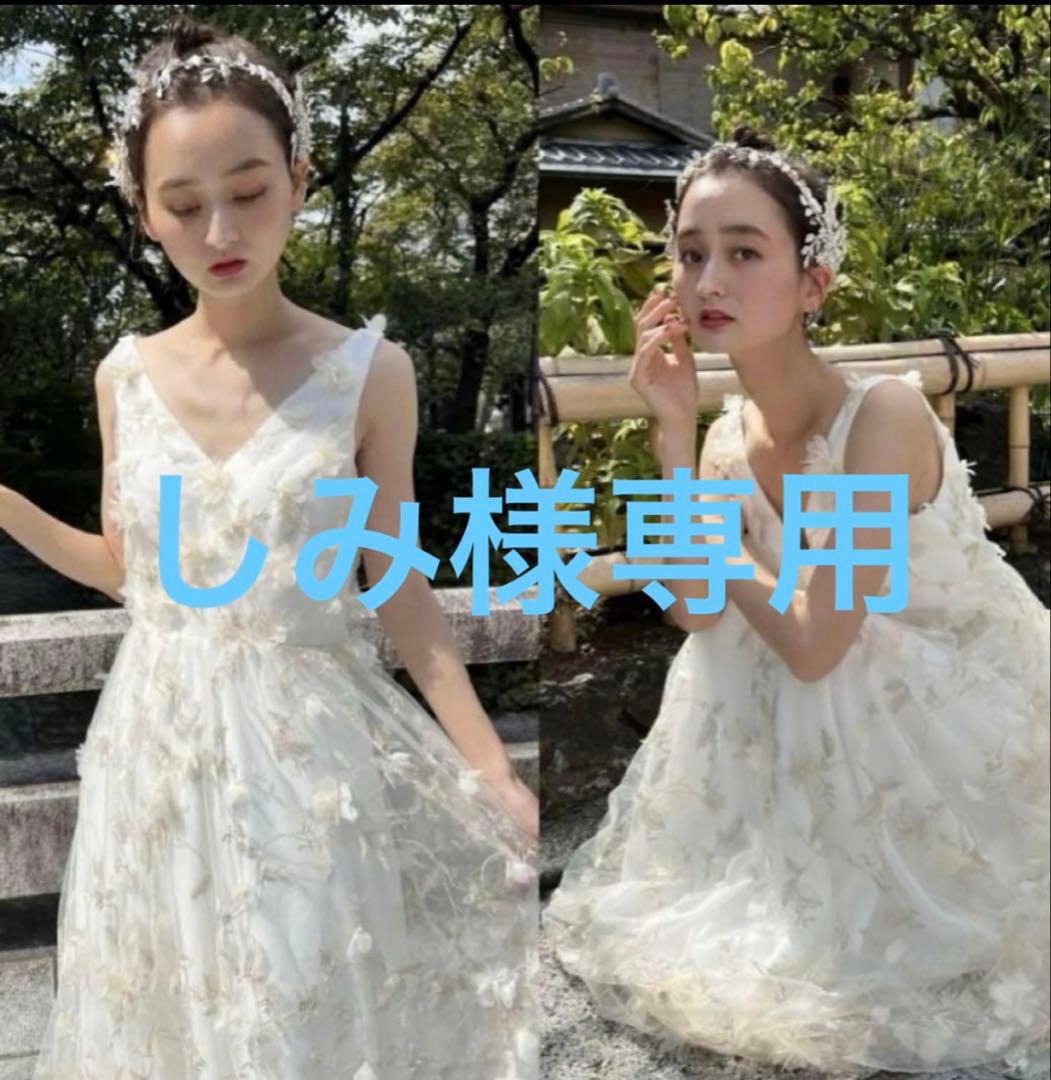 フラワー刺繍付きホワイトウェディングドレス