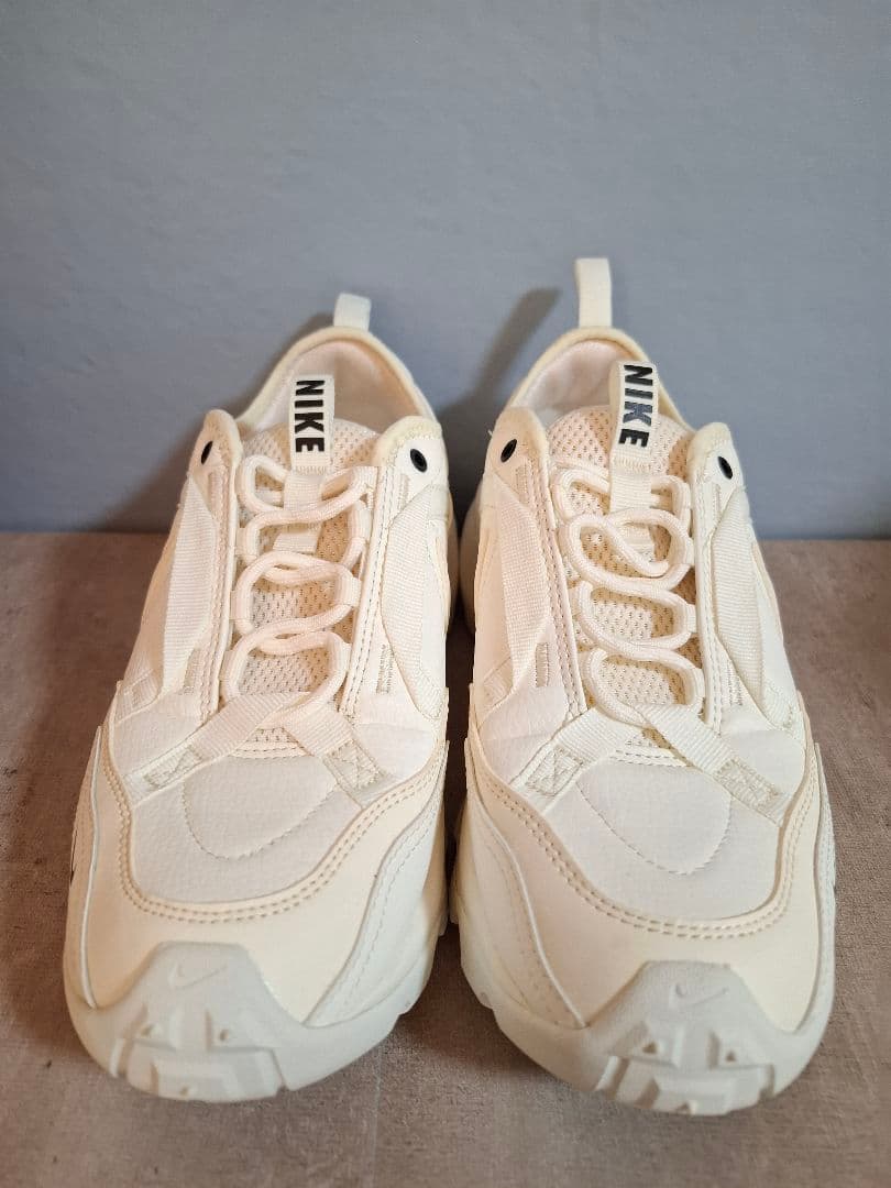 【NIKE】 TC7900 25cm ホワイト スニーカー