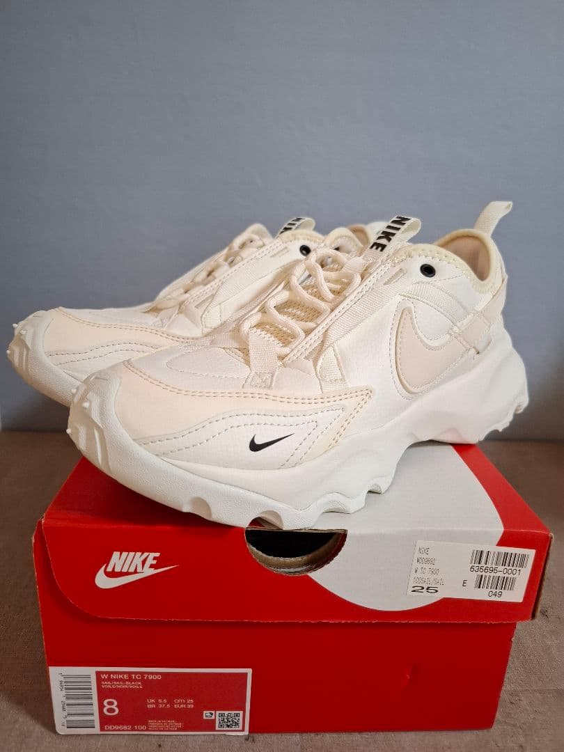 【NIKE】 TC7900 25cm ホワイト スニーカー