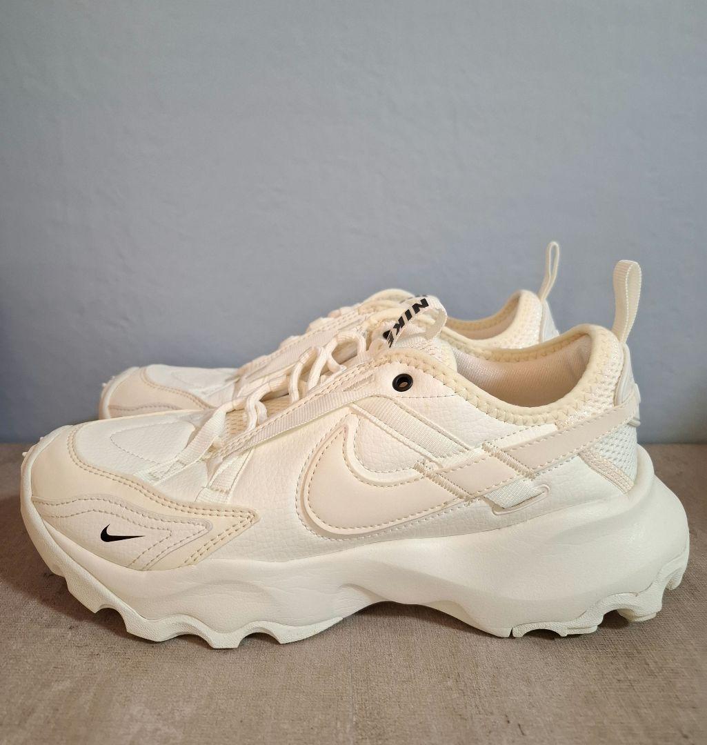 【NIKE】 TC7900 25cm ホワイト スニーカー