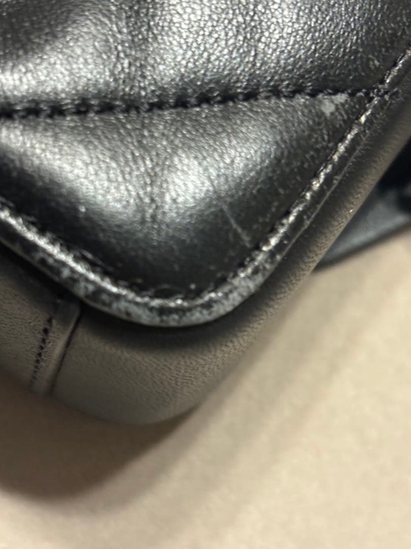 キラ クロスボディ・ピロー キルティング ブラック