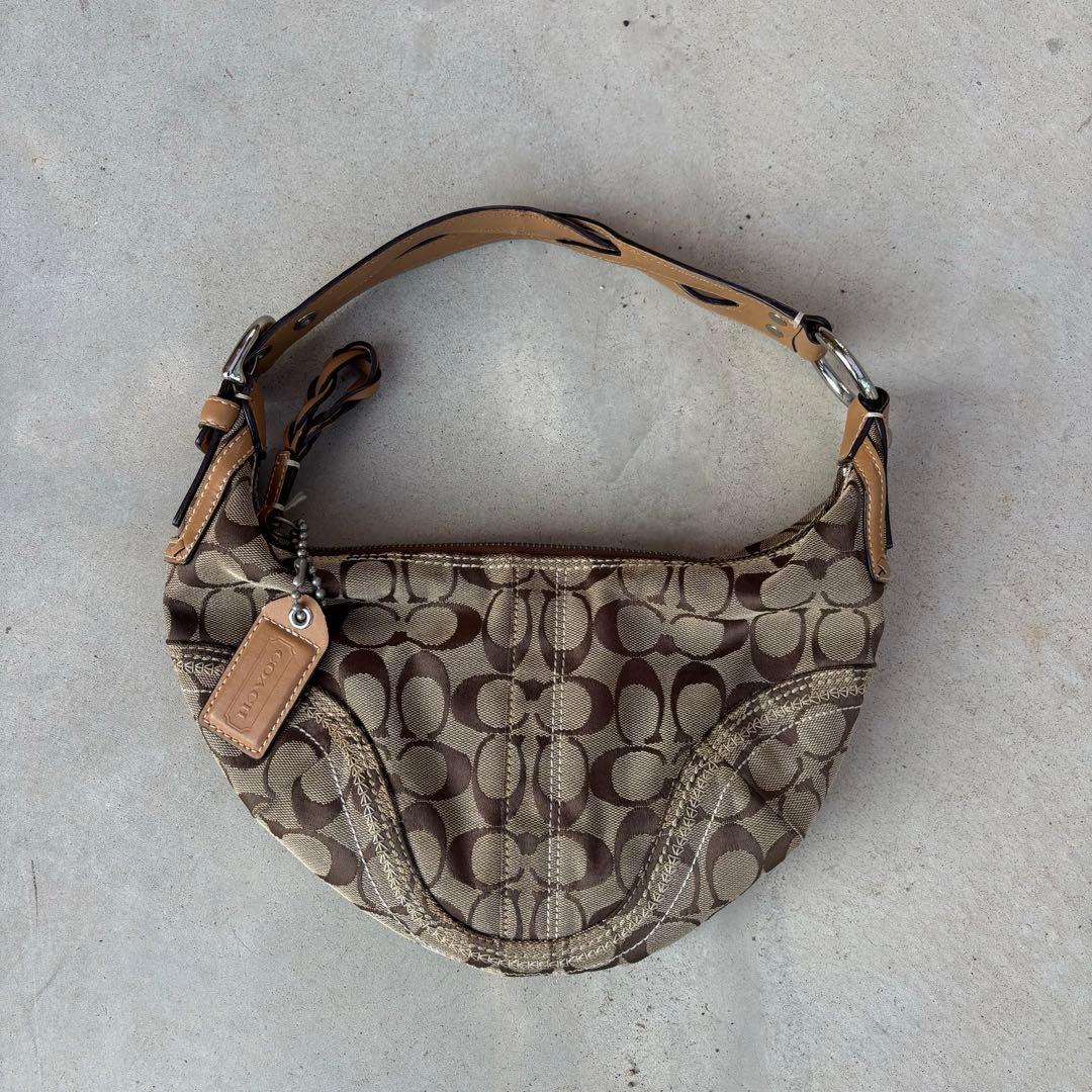 Coach half moon one shoulder bag シグネチャー