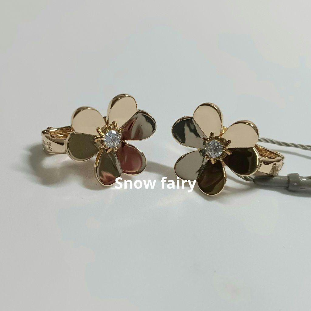 ハイクオリティ　三つ葉ピアス　フラワーピアス　イエローゴールドカラー