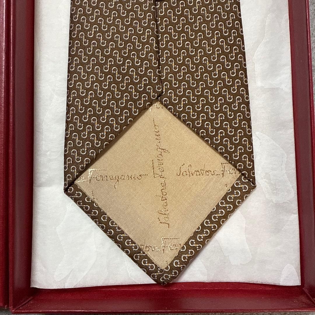 未使用タグ付　サルバトーレフェラガモ　ネクタイ　茶色　ガンチーニ柄