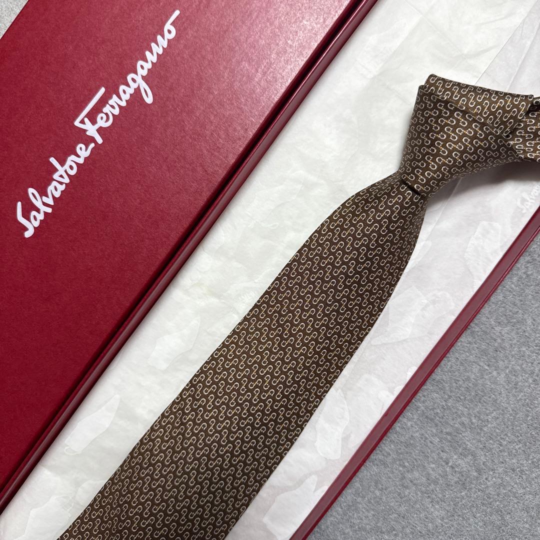 未使用タグ付　サルバトーレフェラガモ　ネクタイ　茶色　ガンチーニ柄