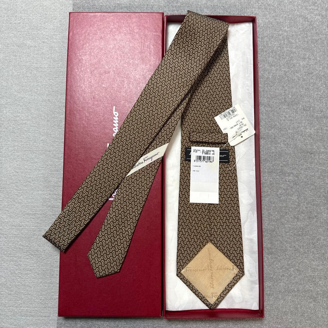 未使用タグ付　サルバトーレフェラガモ　ネクタイ　茶色　ガンチーニ柄