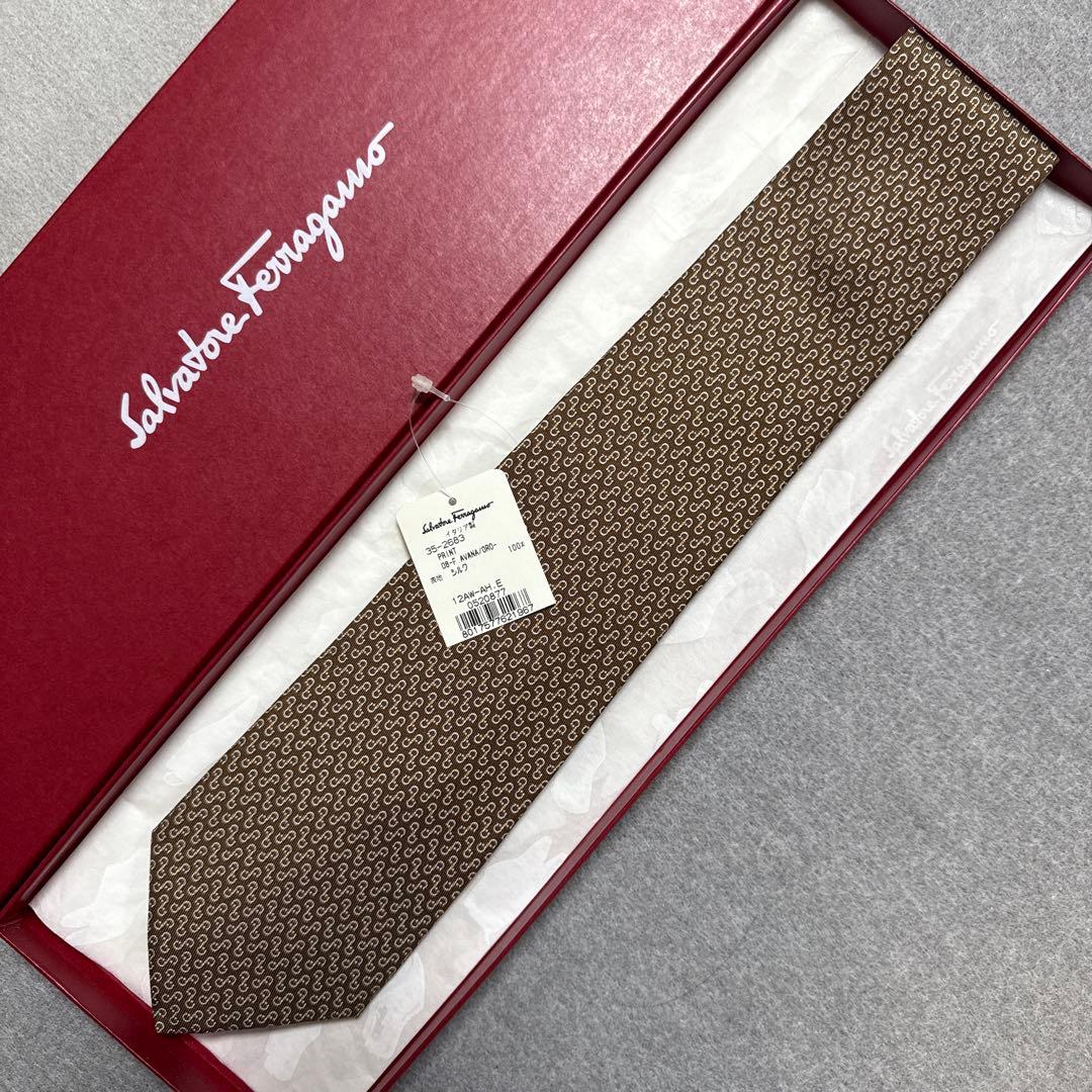 未使用タグ付　サルバトーレフェラガモ　ネクタイ　茶色　ガンチーニ柄