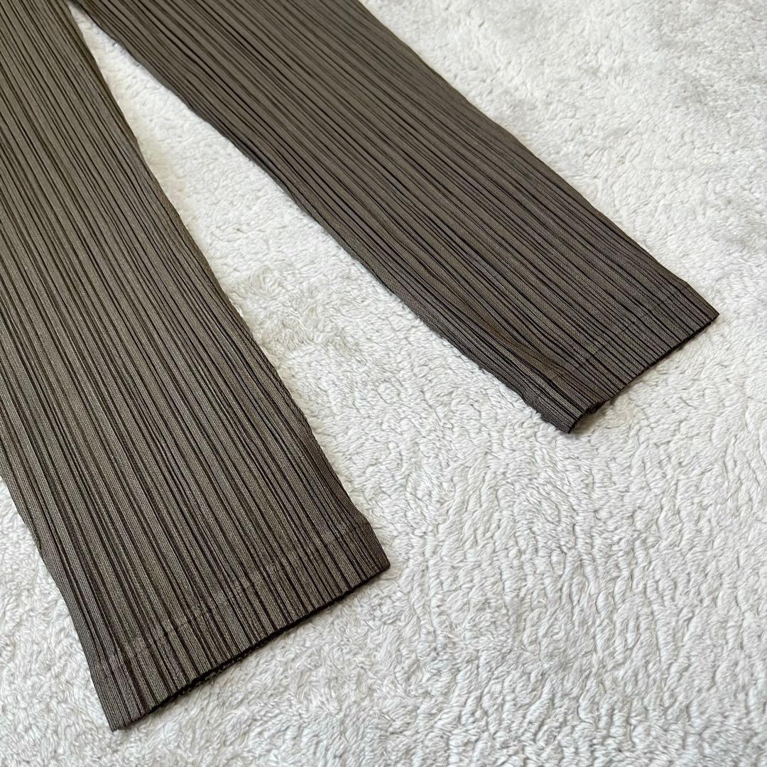 ことちゃぴ　　イッセイミヤケ　クロップドパンツ　カーキ